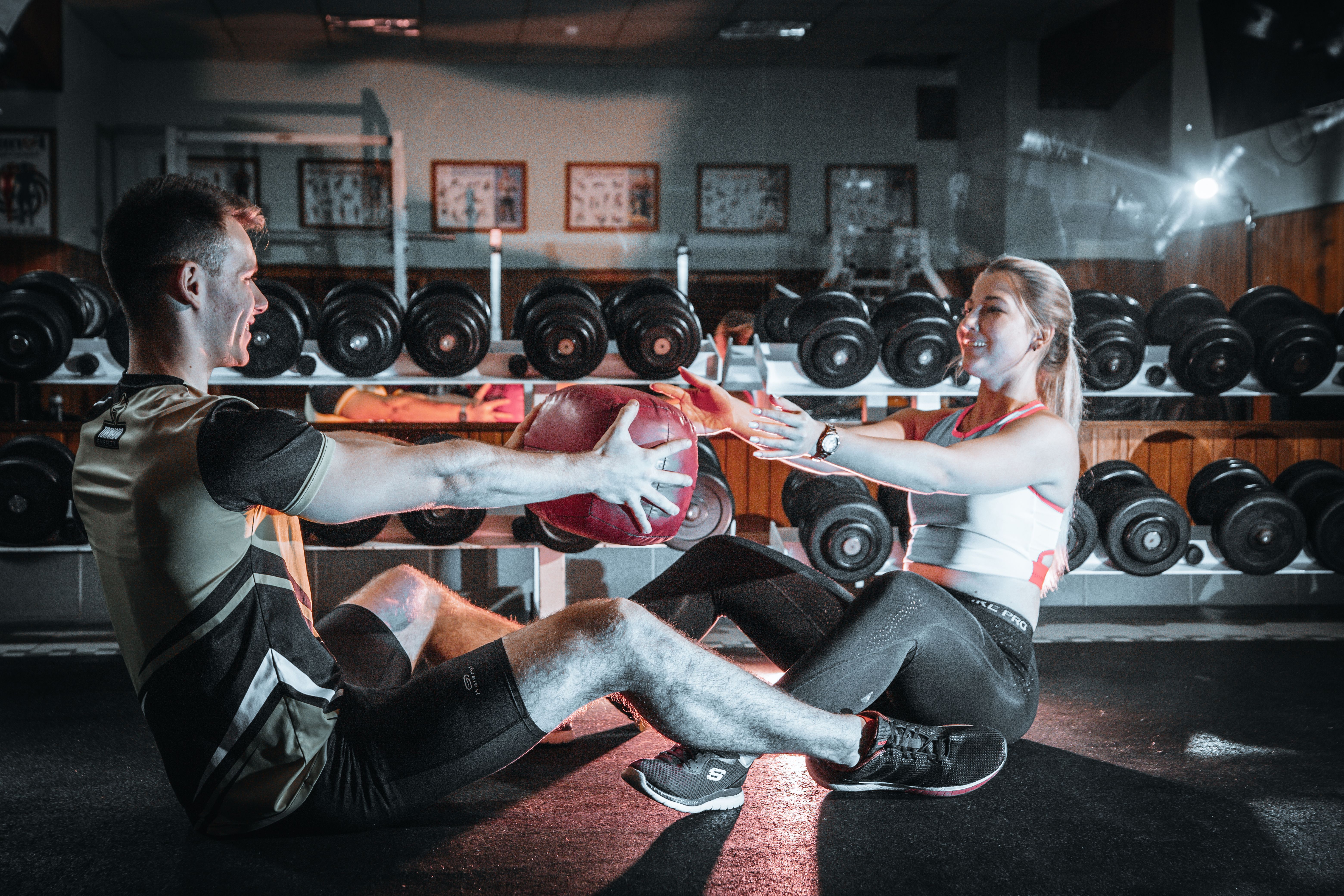 Entrenadores trabajando con un alumno en Body Mentor